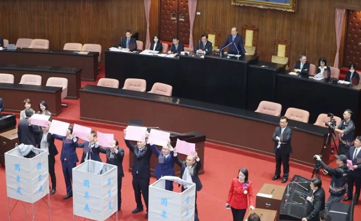 臺(tái)&ldquo;立法院長(zhǎng)&rdquo;選舉藍(lán)綠白三組人得票均未過(guò)半，將進(jìn)行二輪投票