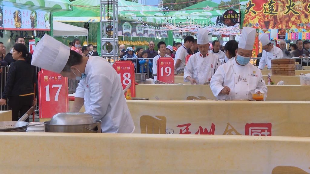 參賽廚師準備自己的拿手好菜。開州區委宣傳部供圖 華龍網發