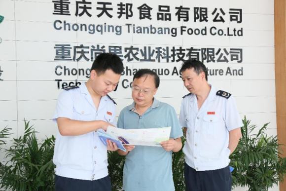 開州區稅務人員走進重慶尚果農業科技有限公司,講解涉農稅收優惠政策。通訊員 譚銳 攝