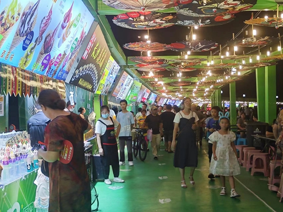 豐富多樣的美食集市滿足游客味蕾。華龍網-新重慶客戶端記者 閆儀 攝