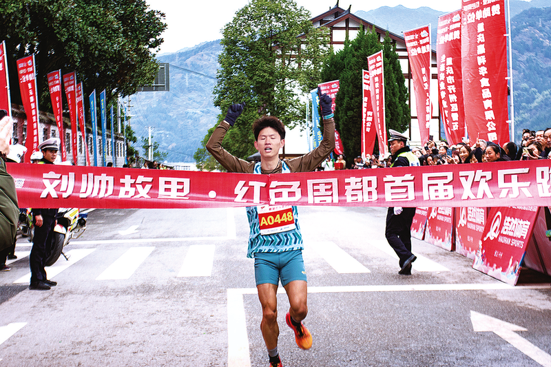 選手沖向終點。