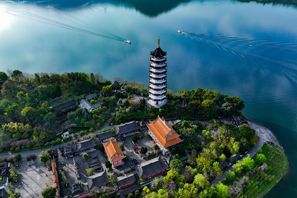 舉子園與漢豐湖相映成趣。。崔家清 攝