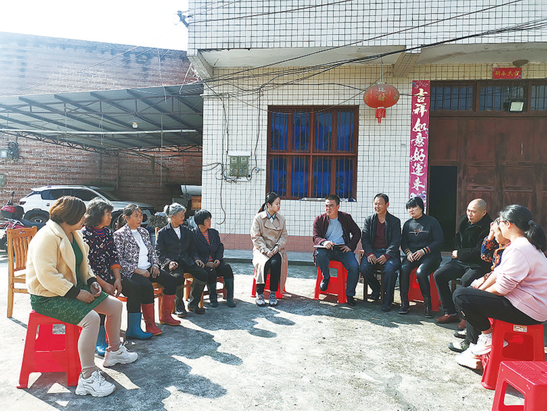 大坪村召開院壩會，了解社情民意。