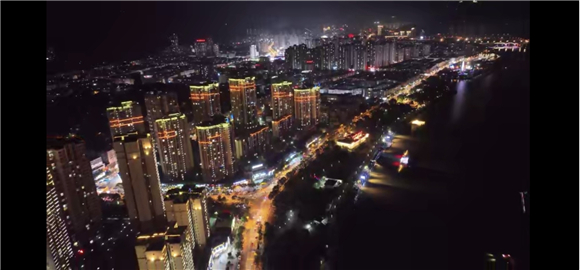 漢豐湖畔人影如織，燈火通明。開州宣傳部供圖 華龍網發