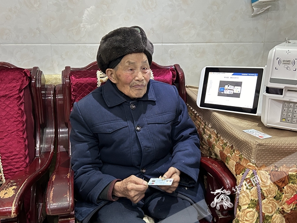 老人手持辦好的社保卡。實(shí)習(xí)生 周美彤 攝