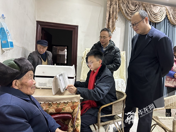 工作人員上門(mén)辦卡。實(shí)習(xí)生 周美彤 攝