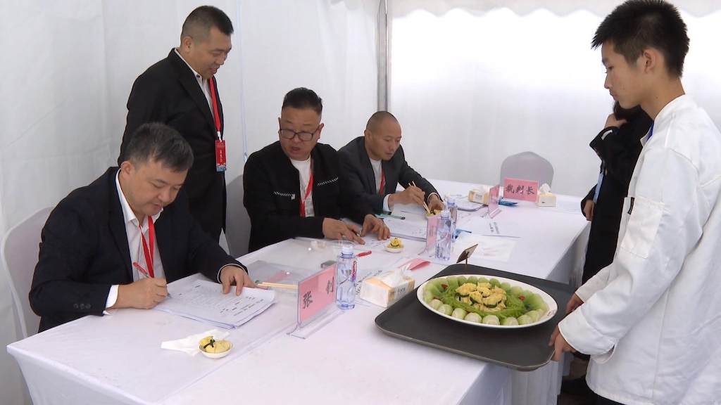 評委對作品進行打分。開州區委宣傳部供圖 華龍網發