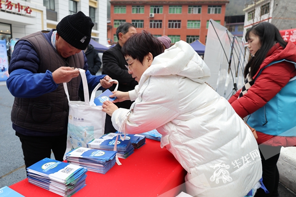 工作人員發(fā)放宣傳折頁(yè)。實(shí)習(xí)生 周美彤 攝