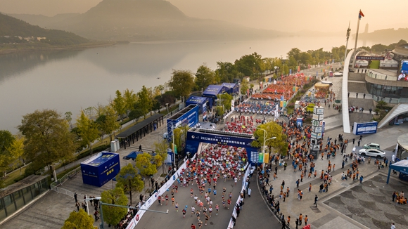 2022重慶開州漢豐湖半程馬拉松比賽。王曉宇 攝