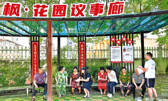 永先社區志愿者向群眾宣傳政策。開州區融媒體中心供圖 華龍網發