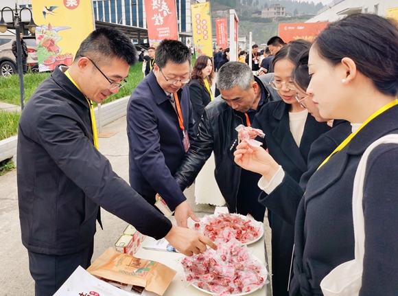 嘉賓試吃開州香腸。陳泓瑩 攝