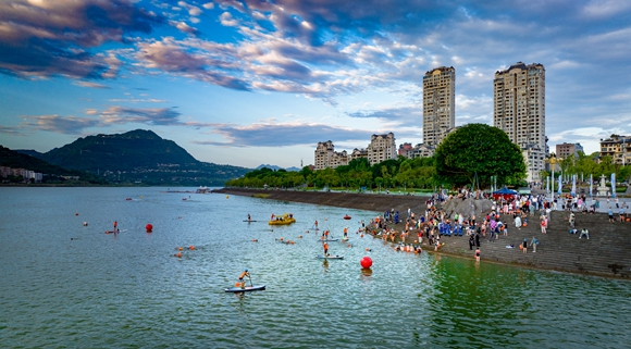 戲水漢豐湖。家清 攝