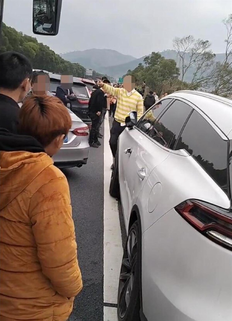 男子走應(yīng)急車道鳴笛惹眾怒被包圍，聲稱他人活得像螻蟻 警方：正調(diào)查